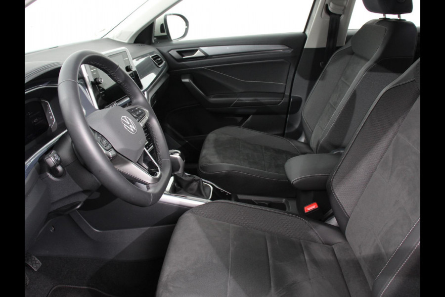 Volkswagen T-Roc 1.5 TSI 150pk DSG Style Edition | Navigatie | Apple Carplay/Android Auto | Camera | Parkeersensoren | Adaptive Cruise Control | Dodehoek Assistent | Elektrische achterklep | Stoel- en stuurverwarming | Full Led | Climate Control | Lichtmetalen velgen Volkswagen T-Roc 1.5 TSI 150pk DSG Style Edition | Navigatie | Apple Carplay/Android Auto | Camera | Parkeersensoren | Adaptive Cruise Control | Dodehoek Assistent | Elektrische achterklep | Stoel- en stuurverwarming | Full Led | Climate Control | Lichtmetalen velgen