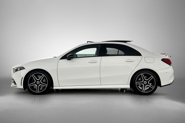 Mercedes-Benz A-Klasse 250 Premium Plus AMG-Line (Dealer OnderH, Panorama, Sfeerverlichting, Camera, StoelV, PDC V+A, Etc) Mercedes-Benz A-Klasse 250 Premium Plus AMG-Line (Dealer OnderH, Panorama, Sfeerverlichting, Camera, StoelV, PDC V+A, Etc)