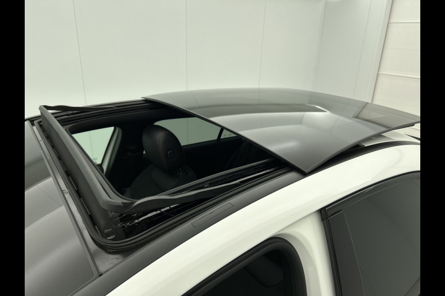 Mercedes-Benz A-Klasse 250 Premium Plus AMG-Line (Dealer OnderH, Panorama, Sfeerverlichting, Camera, StoelV, PDC V+A, Etc) Mercedes-Benz A-Klasse 250 Premium Plus AMG-Line (Dealer OnderH, Panorama, Sfeerverlichting, Camera, StoelV, PDC V+A, Etc)