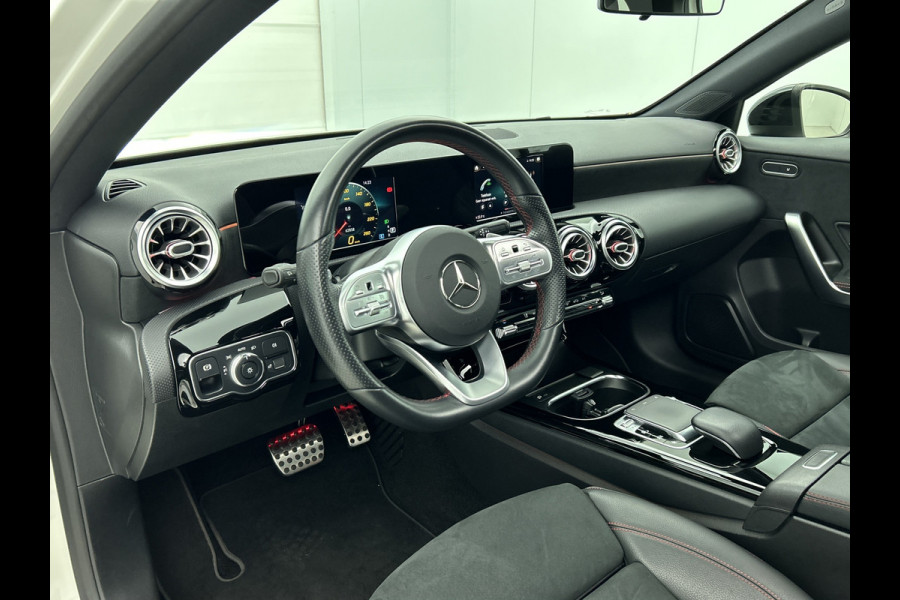 Mercedes-Benz A-Klasse 250 Premium Plus AMG-Line (Dealer OnderH, Panorama, Sfeerverlichting, Camera, StoelV, PDC V+A, Etc) Mercedes-Benz A-Klasse 250 Premium Plus AMG-Line (Dealer OnderH, Panorama, Sfeerverlichting, Camera, StoelV, PDC V+A, Etc)