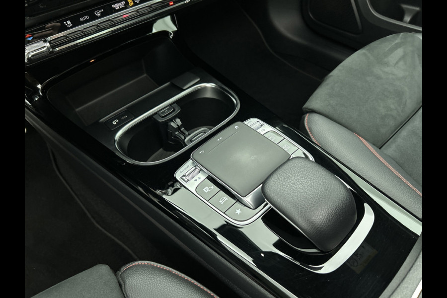 Mercedes-Benz A-Klasse 250 Premium Plus AMG-Line (Dealer OnderH, Panorama, Sfeerverlichting, Camera, StoelV, PDC V+A, Etc) Mercedes-Benz A-Klasse 250 Premium Plus AMG-Line (Dealer OnderH, Panorama, Sfeerverlichting, Camera, StoelV, PDC V+A, Etc)