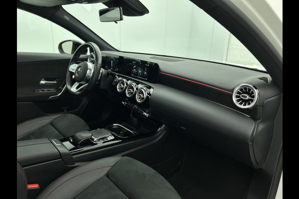 Mercedes-Benz A-Klasse 250 Premium Plus AMG-Line (Dealer OnderH, Panorama, Sfeerverlichting, Camera, StoelV, PDC V+A, Etc) Mercedes-Benz A-Klasse 250 Premium Plus AMG-Line (Dealer OnderH, Panorama, Sfeerverlichting, Camera, StoelV, PDC V+A, Etc)