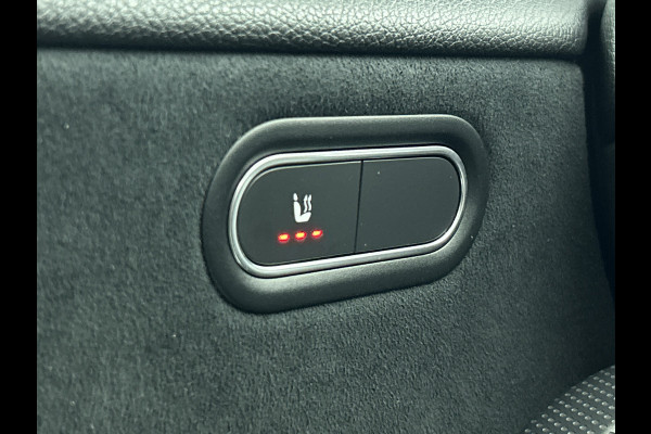 Mercedes-Benz A-Klasse 250 Premium Plus AMG-Line (Dealer OnderH, Panorama, Sfeerverlichting, Camera, StoelV, PDC V+A, Etc) Mercedes-Benz A-Klasse 250 Premium Plus AMG-Line (Dealer OnderH, Panorama, Sfeerverlichting, Camera, StoelV, PDC V+A, Etc)