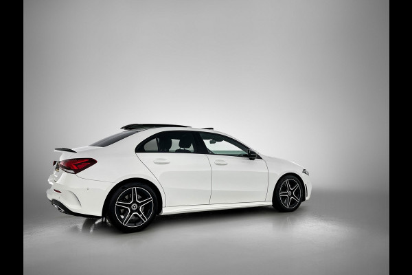 Mercedes-Benz A-Klasse 250 Premium Plus AMG-Line (Dealer OnderH, Panorama, Sfeerverlichting, Camera, StoelV, PDC V+A, Etc) Mercedes-Benz A-Klasse 250 Premium Plus AMG-Line (Dealer OnderH, Panorama, Sfeerverlichting, Camera, StoelV, PDC V+A, Etc)