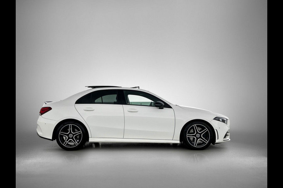 Mercedes-Benz A-Klasse 250 Premium Plus AMG-Line (Dealer OnderH, Panorama, Sfeerverlichting, Camera, StoelV, PDC V+A, Etc) Mercedes-Benz A-Klasse 250 Premium Plus AMG-Line (Dealer OnderH, Panorama, Sfeerverlichting, Camera, StoelV, PDC V+A, Etc)