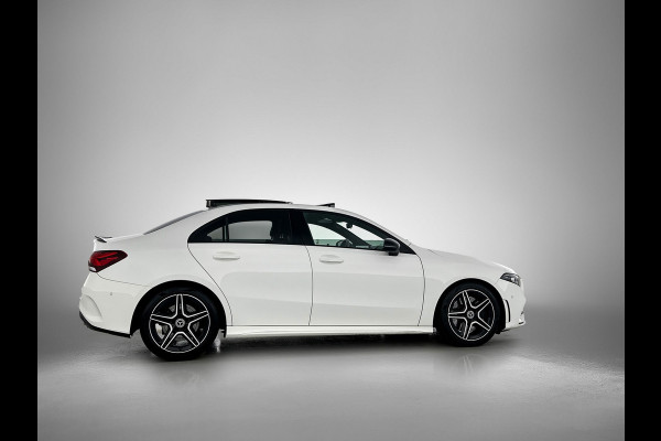 Mercedes-Benz A-Klasse 250 Premium Plus AMG-Line (Dealer OnderH, Panorama, Sfeerverlichting, Camera, StoelV, PDC V+A, Etc) Mercedes-Benz A-Klasse 250 Premium Plus AMG-Line (Dealer OnderH, Panorama, Sfeerverlichting, Camera, StoelV, PDC V+A, Etc)