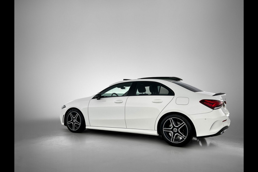Mercedes-Benz A-Klasse 250 Premium Plus AMG-Line (Dealer OnderH, Panorama, Sfeerverlichting, Camera, StoelV, PDC V+A, Etc) Mercedes-Benz A-Klasse 250 Premium Plus AMG-Line (Dealer OnderH, Panorama, Sfeerverlichting, Camera, StoelV, PDC V+A, Etc)