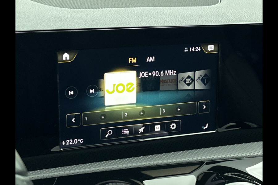 Mercedes-Benz A-Klasse 250 Premium Plus AMG-Line (Dealer OnderH, Panorama, Sfeerverlichting, Camera, StoelV, PDC V+A, Etc) Mercedes-Benz A-Klasse 250 Premium Plus AMG-Line (Dealer OnderH, Panorama, Sfeerverlichting, Camera, StoelV, PDC V+A, Etc)