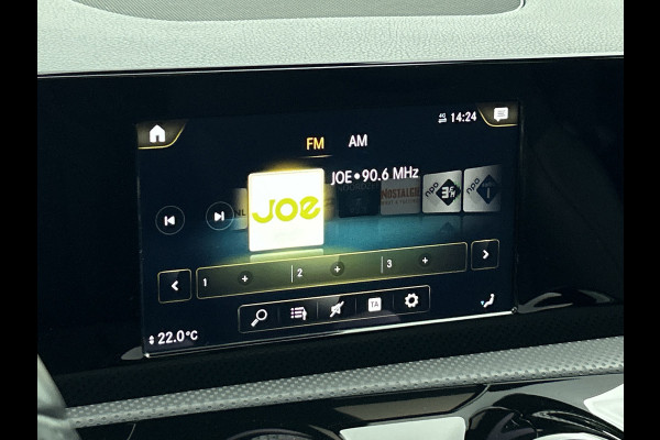 Mercedes-Benz A-Klasse 250 Premium Plus AMG-Line (Dealer OnderH, Panorama, Sfeerverlichting, Camera, StoelV, PDC V+A, Etc) Mercedes-Benz A-Klasse 250 Premium Plus AMG-Line (Dealer OnderH, Panorama, Sfeerverlichting, Camera, StoelV, PDC V+A, Etc)