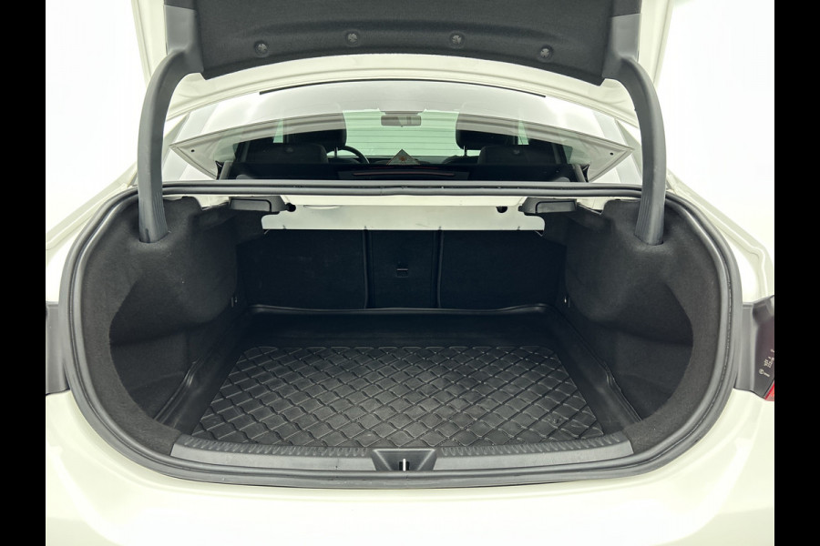 Mercedes-Benz A-Klasse 250 Premium Plus AMG-Line (Dealer OnderH, Panorama, Sfeerverlichting, Camera, StoelV, PDC V+A, Etc) Mercedes-Benz A-Klasse 250 Premium Plus AMG-Line (Dealer OnderH, Panorama, Sfeerverlichting, Camera, StoelV, PDC V+A, Etc)