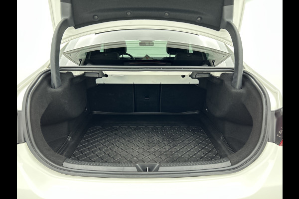 Mercedes-Benz A-Klasse 250 Premium Plus AMG-Line (Dealer OnderH, Panorama, Sfeerverlichting, Camera, StoelV, PDC V+A, Etc) Mercedes-Benz A-Klasse 250 Premium Plus AMG-Line (Dealer OnderH, Panorama, Sfeerverlichting, Camera, StoelV, PDC V+A, Etc)