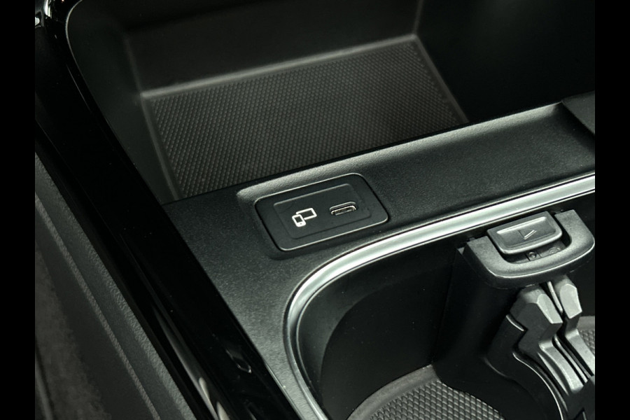 Mercedes-Benz A-Klasse 250 Premium Plus AMG-Line (Dealer OnderH, Panorama, Sfeerverlichting, Camera, StoelV, PDC V+A, Etc) Mercedes-Benz A-Klasse 250 Premium Plus AMG-Line (Dealer OnderH, Panorama, Sfeerverlichting, Camera, StoelV, PDC V+A, Etc)