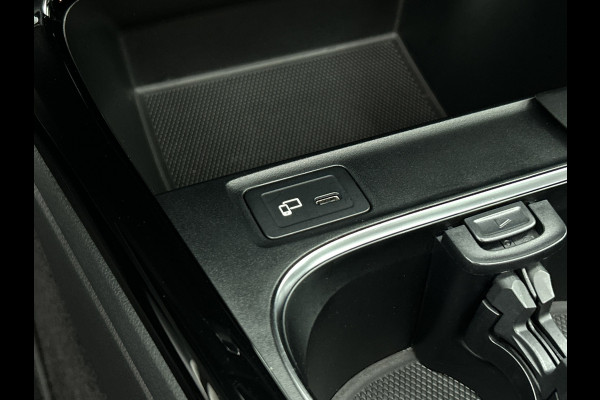 Mercedes-Benz A-Klasse 250 Premium Plus AMG-Line (Dealer OnderH, Panorama, Sfeerverlichting, Camera, StoelV, PDC V+A, Etc) Mercedes-Benz A-Klasse 250 Premium Plus AMG-Line (Dealer OnderH, Panorama, Sfeerverlichting, Camera, StoelV, PDC V+A, Etc)