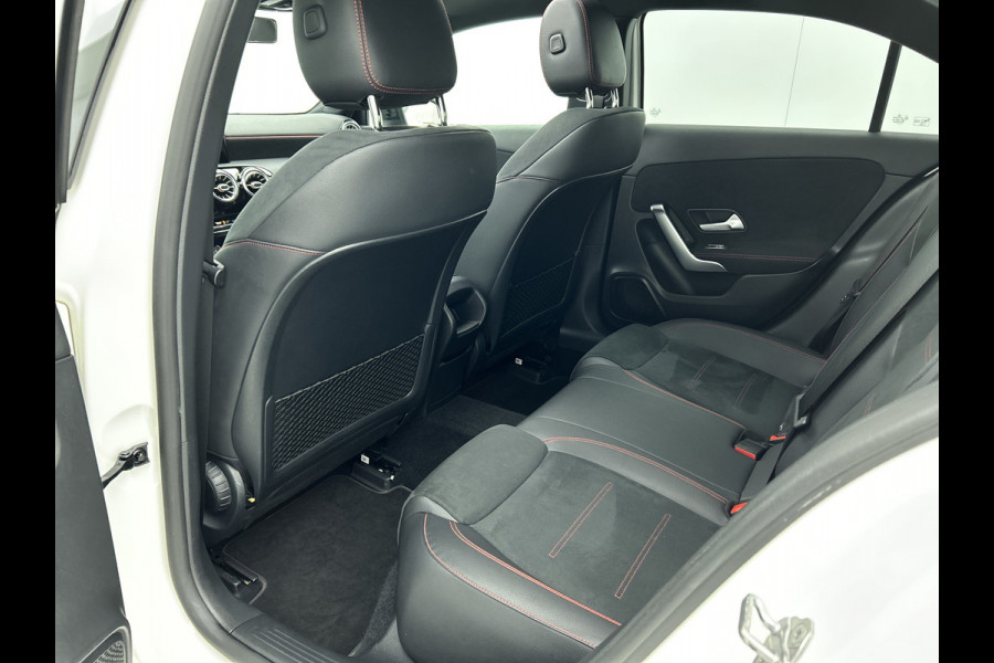 Mercedes-Benz A-Klasse 250 Premium Plus AMG-Line (Dealer OnderH, Panorama, Sfeerverlichting, Camera, StoelV, PDC V+A, Etc) Mercedes-Benz A-Klasse 250 Premium Plus AMG-Line (Dealer OnderH, Panorama, Sfeerverlichting, Camera, StoelV, PDC V+A, Etc)