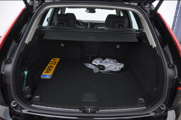 Volvo XC60 T6 350PK Automaat AWD Ultra Dark / Head-up display / Trekhaak/ Harman Kardon audio / Panoramadak / BLIS / Elektrisch bedienbare voorstoelen / Memory seats / Verwarmbare stoelen / Keyless entry /