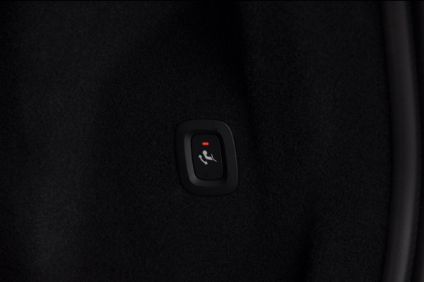 Volvo XC60 T6 350PK Automaat AWD Ultra Dark / Head-up display / Trekhaak/ Harman Kardon audio / Panoramadak / BLIS / Elektrisch bedienbare voorstoelen / Memory seats / Verwarmbare stoelen / Keyless entry /