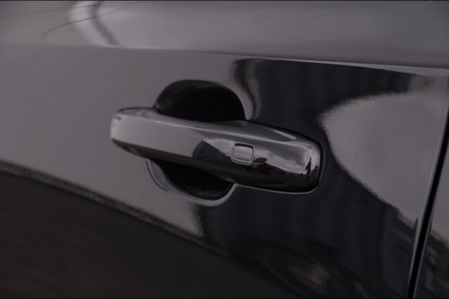 Volvo XC60 T6 350PK Automaat AWD Ultra Dark / Head-up display / Trekhaak/ Harman Kardon audio / Panoramadak / BLIS / Elektrisch bedienbare voorstoelen / Memory seats / Verwarmbare stoelen / Keyless entry /