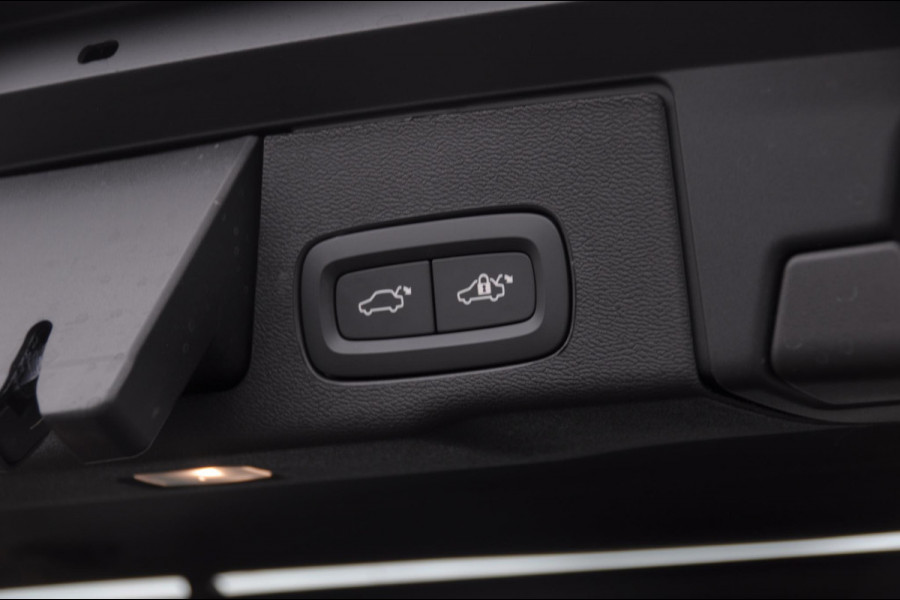 Volvo XC60 T6 350PK Automaat AWD Ultra Dark / Head-up display / Trekhaak/ Harman Kardon audio / Panoramadak / BLIS / Elektrisch bedienbare voorstoelen / Memory seats / Verwarmbare stoelen / Keyless entry /