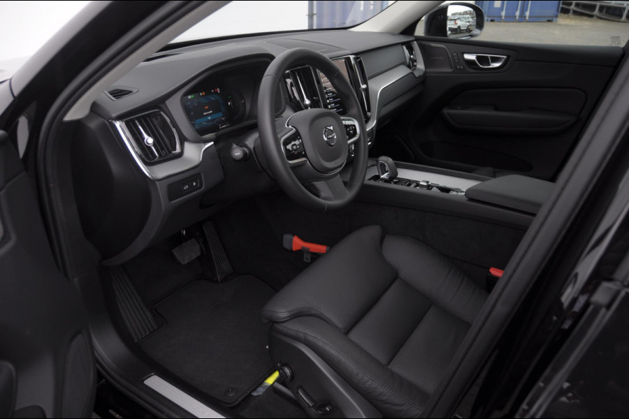 Volvo XC60 T6 350PK Automaat AWD Ultra Dark / Head-up display / Trekhaak/ Harman Kardon audio / Panoramadak / BLIS / Elektrisch bedienbare voorstoelen / Memory seats / Verwarmbare stoelen / Keyless entry /