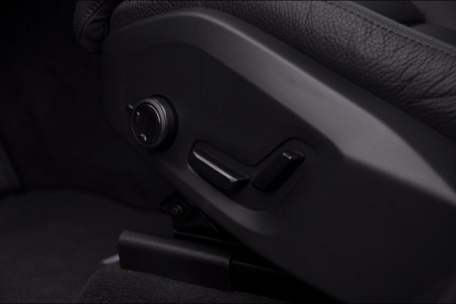 Volvo XC60 T6 350PK Automaat AWD Ultra Dark / Head-up display / Trekhaak/ Harman Kardon audio / Panoramadak / BLIS / Elektrisch bedienbare voorstoelen / Memory seats / Verwarmbare stoelen / Keyless entry /
