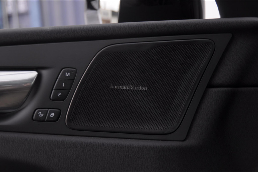 Volvo XC60 T6 350PK Automaat AWD Ultra Dark / Head-up display / Trekhaak/ Harman Kardon audio / Panoramadak / BLIS / Elektrisch bedienbare voorstoelen / Memory seats / Verwarmbare stoelen / Keyless entry /