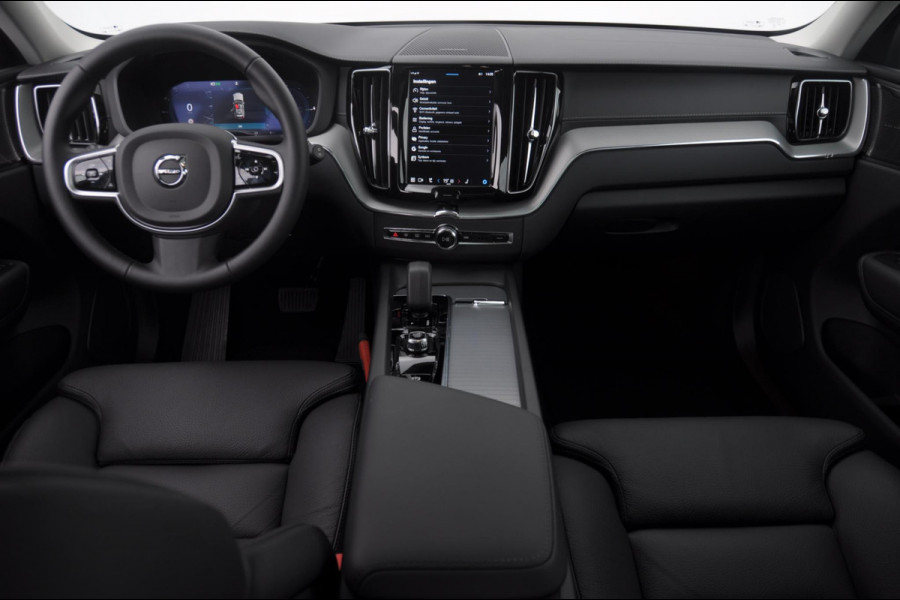 Volvo XC60 T6 350PK Automaat AWD Ultra Dark / Head-up display / Trekhaak/ Harman Kardon audio / Panoramadak / BLIS / Elektrisch bedienbare voorstoelen / Memory seats / Verwarmbare stoelen / Keyless entry /