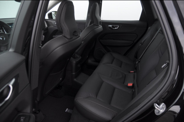 Volvo XC60 T6 350PK Automaat AWD Ultra Dark / Head-up display / Trekhaak/ Harman Kardon audio / Panoramadak / BLIS / Elektrisch bedienbare voorstoelen / Memory seats / Verwarmbare stoelen / Keyless entry /