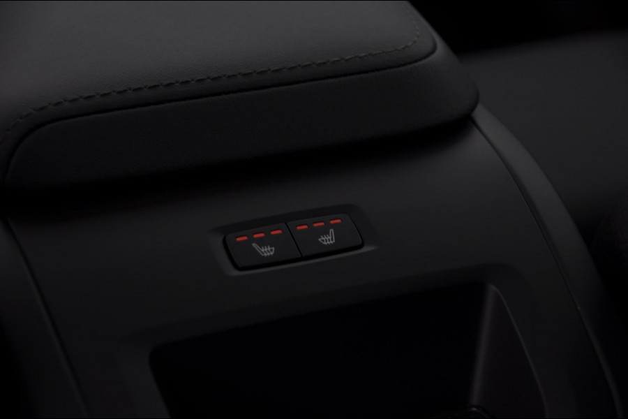 Volvo XC60 T6 350PK Automaat AWD Ultra Dark / Head-up display / Trekhaak/ Harman Kardon audio / Panoramadak / BLIS / Elektrisch bedienbare voorstoelen / Memory seats / Verwarmbare stoelen / Keyless entry /