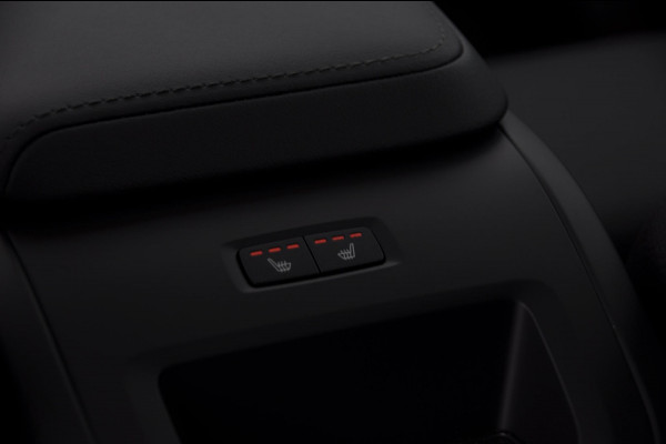 Volvo XC60 T6 350PK Automaat AWD Ultra Dark / Head-up display / Trekhaak/ Harman Kardon audio / Panoramadak / BLIS / Elektrisch bedienbare voorstoelen / Memory seats / Verwarmbare stoelen / Keyless entry /