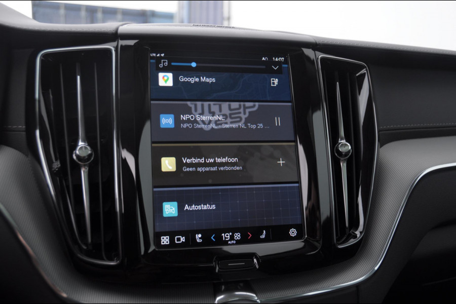 Volvo XC60 T6 350PK Automaat AWD Ultra Dark / Head-up display / Trekhaak/ Harman Kardon audio / Panoramadak / BLIS / Elektrisch bedienbare voorstoelen / Memory seats / Verwarmbare stoelen / Keyless entry /