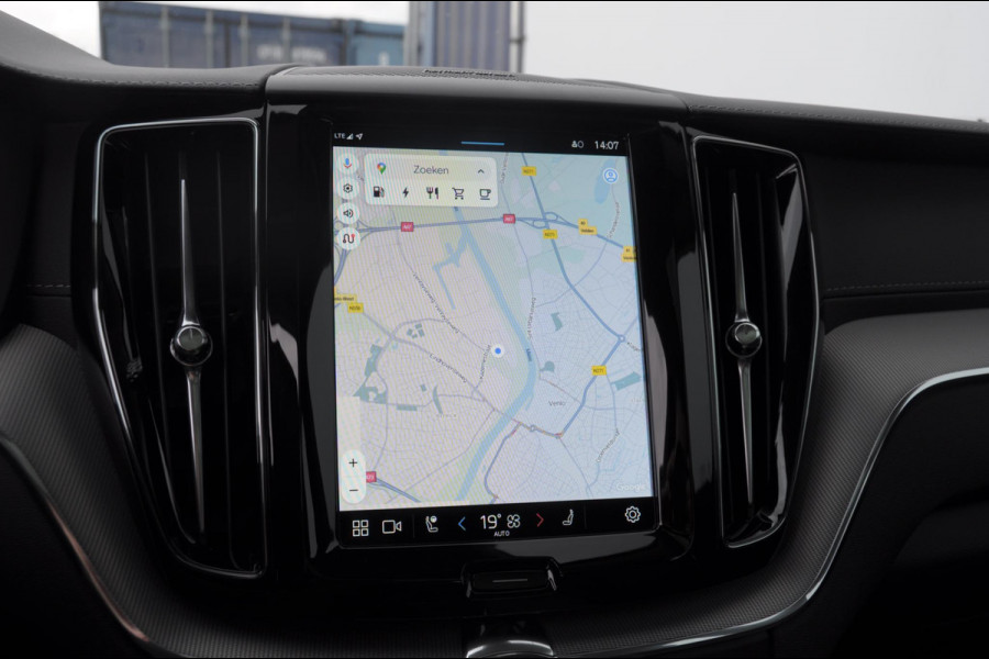 Volvo XC60 T6 350PK Automaat AWD Ultra Dark / Head-up display / Trekhaak/ Harman Kardon audio / Panoramadak / BLIS / Elektrisch bedienbare voorstoelen / Memory seats / Verwarmbare stoelen / Keyless entry /