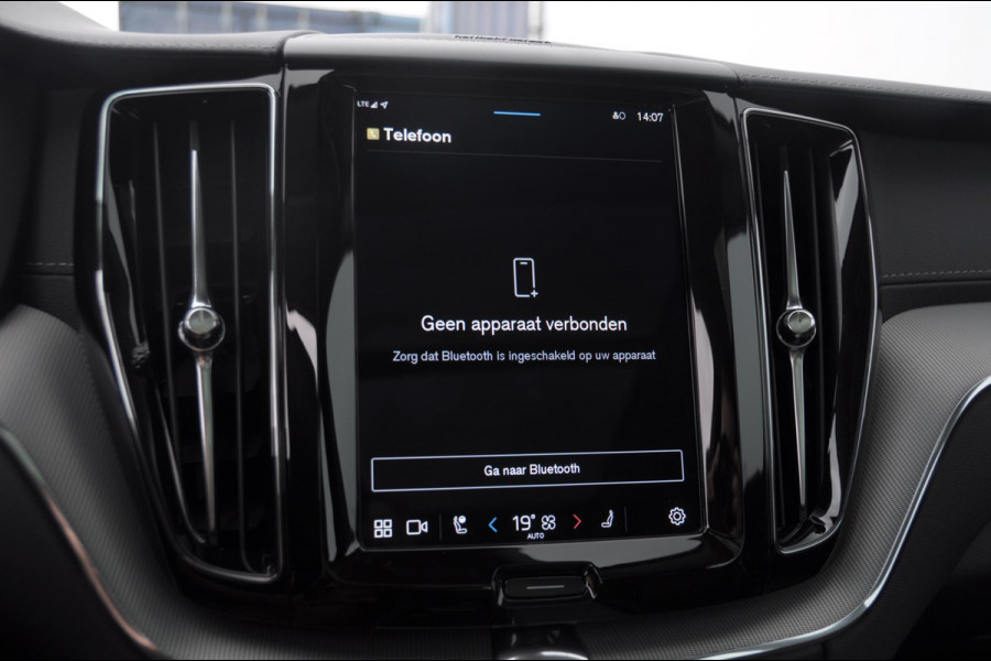 Volvo XC60 T6 350PK Automaat AWD Ultra Dark / Head-up display / Trekhaak/ Harman Kardon audio / Panoramadak / BLIS / Elektrisch bedienbare voorstoelen / Memory seats / Verwarmbare stoelen / Keyless entry /