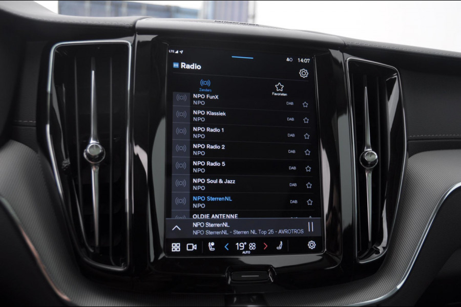 Volvo XC60 T6 350PK Automaat AWD Ultra Dark / Head-up display / Trekhaak/ Harman Kardon audio / Panoramadak / BLIS / Elektrisch bedienbare voorstoelen / Memory seats / Verwarmbare stoelen / Keyless entry /