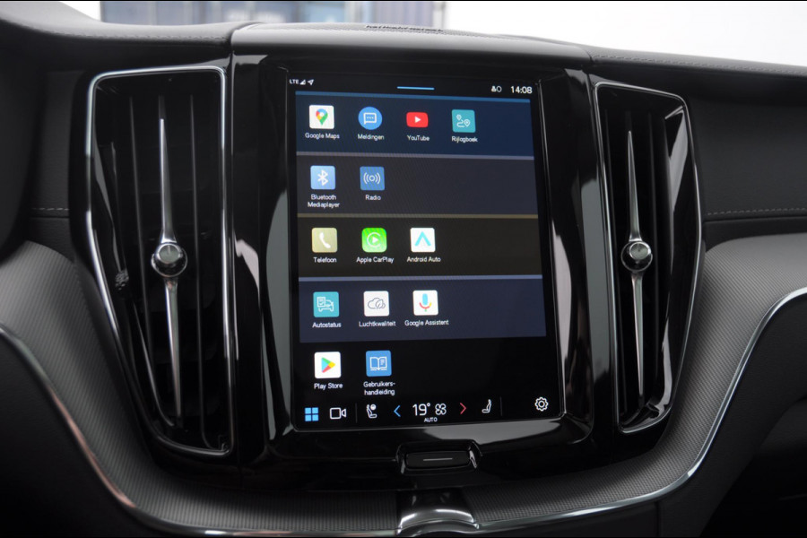 Volvo XC60 T6 350PK Automaat AWD Ultra Dark / Head-up display / Trekhaak/ Harman Kardon audio / Panoramadak / BLIS / Elektrisch bedienbare voorstoelen / Memory seats / Verwarmbare stoelen / Keyless entry /