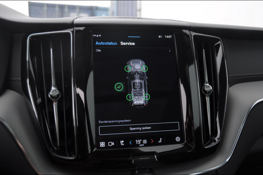 Volvo XC60 T6 350PK Automaat AWD Ultra Dark / Head-up display / Trekhaak/ Harman Kardon audio / Panoramadak / BLIS / Elektrisch bedienbare voorstoelen / Memory seats / Verwarmbare stoelen / Keyless entry /