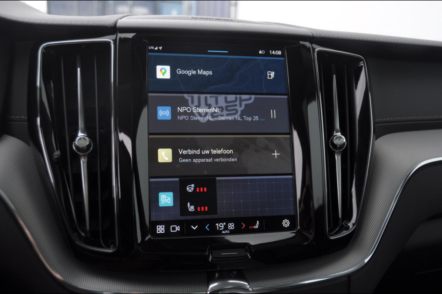 Volvo XC60 T6 350PK Automaat AWD Ultra Dark / Head-up display / Trekhaak/ Harman Kardon audio / Panoramadak / BLIS / Elektrisch bedienbare voorstoelen / Memory seats / Verwarmbare stoelen / Keyless entry /