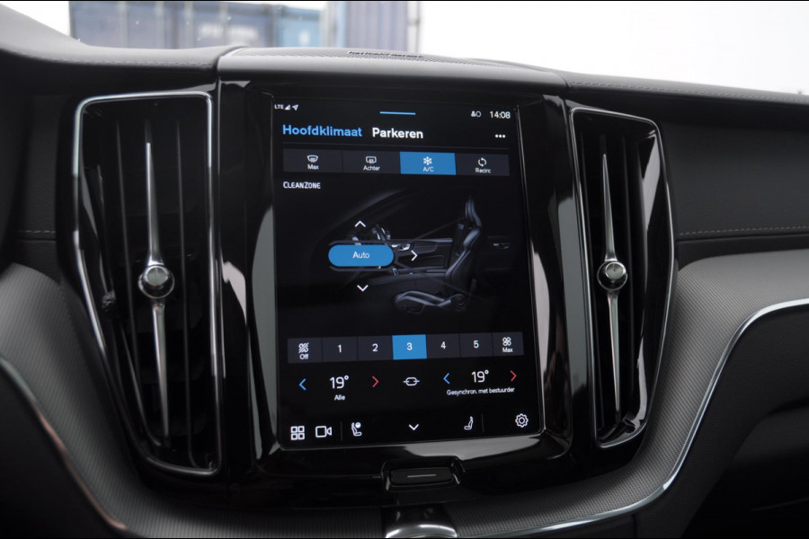 Volvo XC60 T6 350PK Automaat AWD Ultra Dark / Head-up display / Trekhaak/ Harman Kardon audio / Panoramadak / BLIS / Elektrisch bedienbare voorstoelen / Memory seats / Verwarmbare stoelen / Keyless entry /