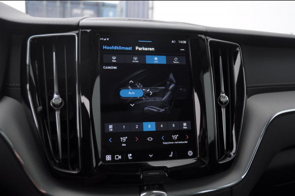 Volvo XC60 T6 350PK Automaat AWD Ultra Dark / Head-up display / Trekhaak/ Harman Kardon audio / Panoramadak / BLIS / Elektrisch bedienbare voorstoelen / Memory seats / Verwarmbare stoelen / Keyless entry /