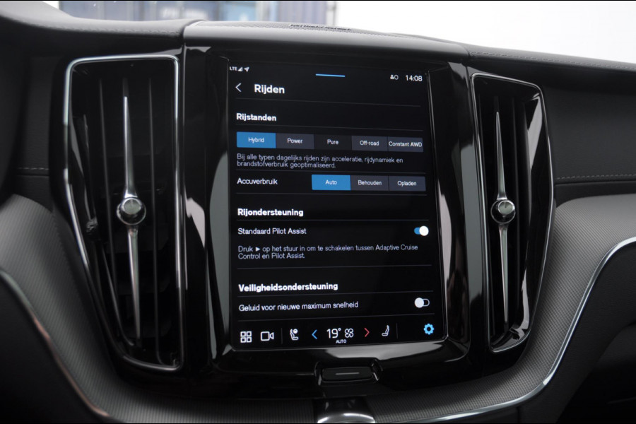 Volvo XC60 T6 350PK Automaat AWD Ultra Dark / Head-up display / Trekhaak/ Harman Kardon audio / Panoramadak / BLIS / Elektrisch bedienbare voorstoelen / Memory seats / Verwarmbare stoelen / Keyless entry /