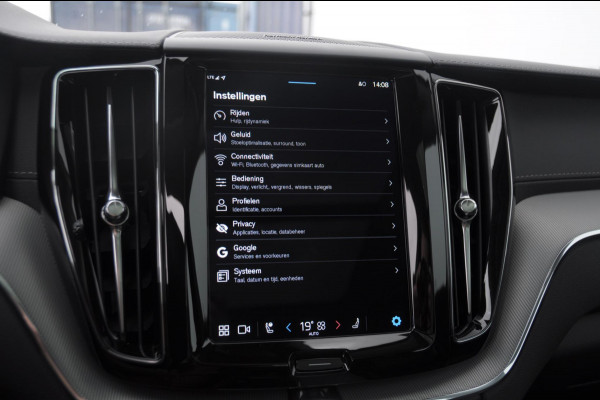 Volvo XC60 T6 350PK Automaat AWD Ultra Dark / Head-up display / Trekhaak/ Harman Kardon audio / Panoramadak / BLIS / Elektrisch bedienbare voorstoelen / Memory seats / Verwarmbare stoelen / Keyless entry /