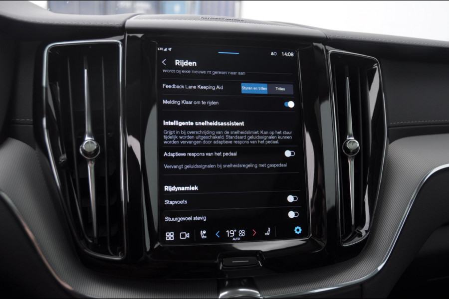 Volvo XC60 T6 350PK Automaat AWD Ultra Dark / Head-up display / Trekhaak/ Harman Kardon audio / Panoramadak / BLIS / Elektrisch bedienbare voorstoelen / Memory seats / Verwarmbare stoelen / Keyless entry /