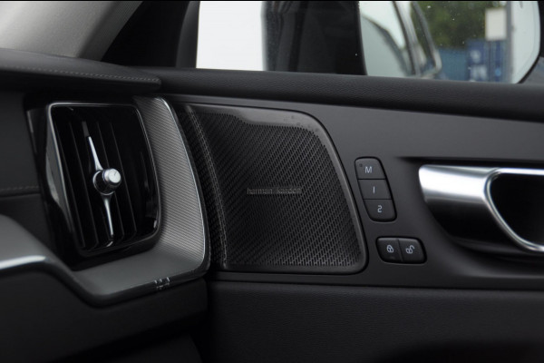 Volvo XC60 T6 350PK Automaat AWD Ultra Dark / Head-up display / Trekhaak/ Harman Kardon audio / Panoramadak / BLIS / Elektrisch bedienbare voorstoelen / Memory seats / Verwarmbare stoelen / Keyless entry /