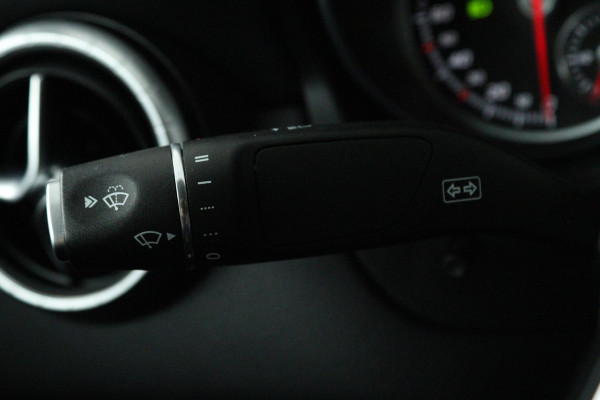 Mercedes-Benz CLA-Klasse 180 AMG Night Edition Plus (PARKEERSENSOREN, STOELVERWARMING, CRUISE CONTROL, NAVIGATIE) Mercedes-Benz CLA-Klasse 180 AMG Night Edition Plus (PARKEERSENSOREN, STOELVERWARMING, CRUISE CONTROL, NAVIGATIE)