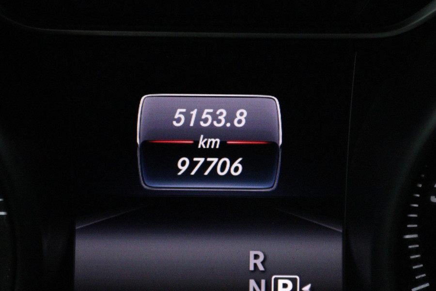 Mercedes-Benz CLA-Klasse 180 AMG Night Edition Plus (PARKEERSENSOREN, STOELVERWARMING, CRUISE CONTROL, NAVIGATIE) Mercedes-Benz CLA-Klasse 180 AMG Night Edition Plus (PARKEERSENSOREN, STOELVERWARMING, CRUISE CONTROL, NAVIGATIE)