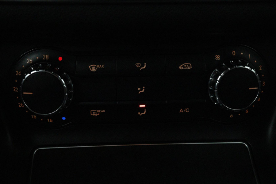 Mercedes-Benz CLA-Klasse 180 AMG Night Edition Plus (PARKEERSENSOREN, STOELVERWARMING, CRUISE CONTROL, NAVIGATIE) Mercedes-Benz CLA-Klasse 180 AMG Night Edition Plus (PARKEERSENSOREN, STOELVERWARMING, CRUISE CONTROL, NAVIGATIE)