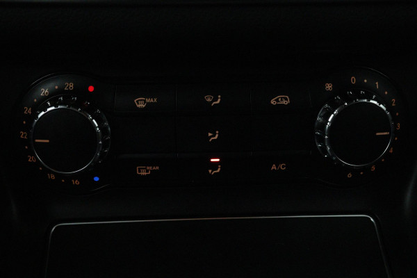 Mercedes-Benz CLA-Klasse 180 AMG Night Edition Plus (PARKEERSENSOREN, STOELVERWARMING, CRUISE CONTROL, NAVIGATIE) Mercedes-Benz CLA-Klasse 180 AMG Night Edition Plus (PARKEERSENSOREN, STOELVERWARMING, CRUISE CONTROL, NAVIGATIE)
