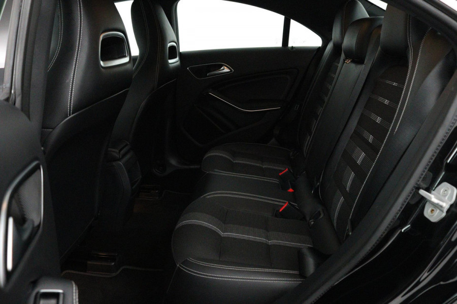 Mercedes-Benz CLA-Klasse 180 AMG Night Edition Plus (PARKEERSENSOREN, STOELVERWARMING, CRUISE CONTROL, NAVIGATIE) Mercedes-Benz CLA-Klasse 180 AMG Night Edition Plus (PARKEERSENSOREN, STOELVERWARMING, CRUISE CONTROL, NAVIGATIE)