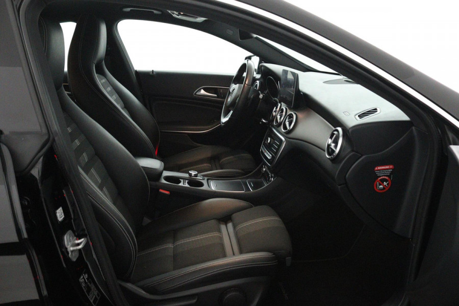 Mercedes-Benz CLA-Klasse 180 AMG Night Edition Plus (PARKEERSENSOREN, STOELVERWARMING, CRUISE CONTROL, NAVIGATIE) Mercedes-Benz CLA-Klasse 180 AMG Night Edition Plus (PARKEERSENSOREN, STOELVERWARMING, CRUISE CONTROL, NAVIGATIE)