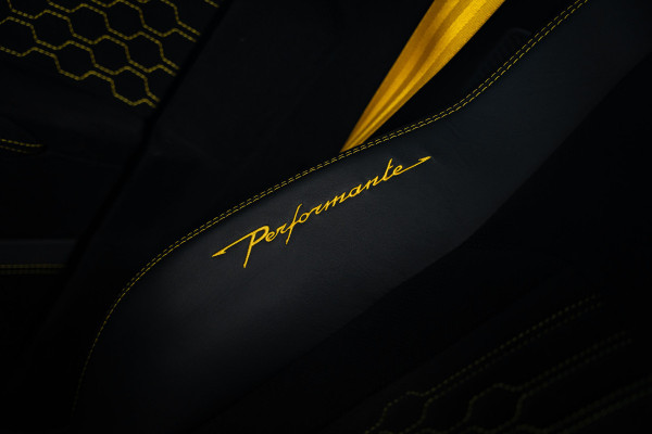 Lamborghini Urus 4.0 V8 Performante - Carbon | B&O Advanced | Alcantara | Stoelmassage & Koeling Lamborghini Urus 4.0 V8 Performante - Carbon | B&O Advanced | Alcantara | Stoelmassage & Koeling