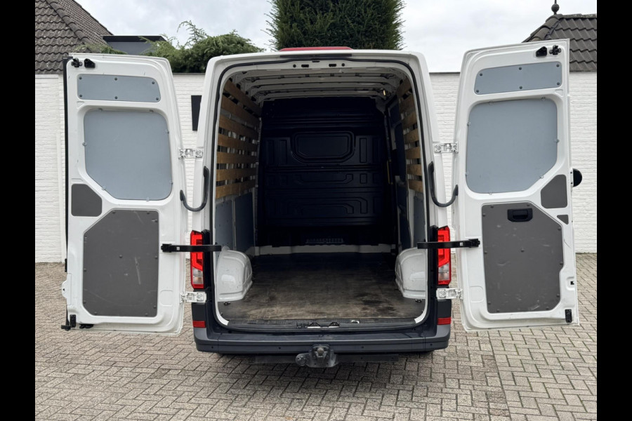 Volkswagen Crafter 30 2.0 TDI L3H3 Highline Carplay DAB Cruise Verwarmde voorruit Trekhaak Lat om Lat